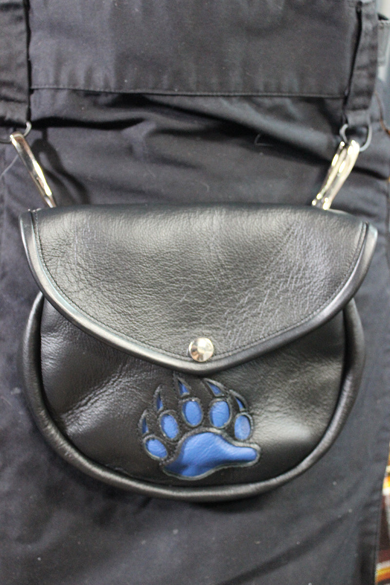 Leather Sporran with Bear Paw - front view