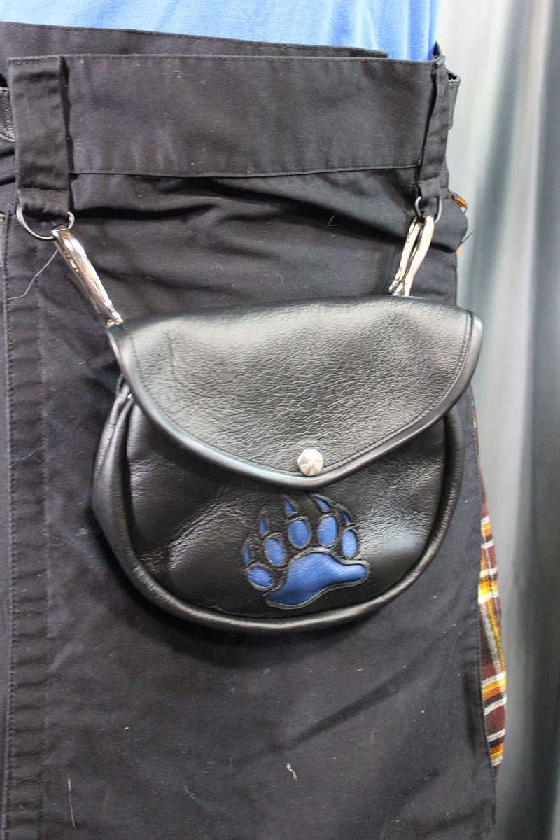 Leather Sporran with Bear Paw - view 3