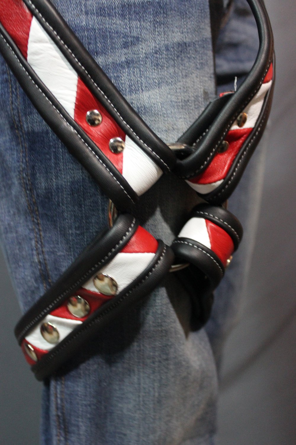 Red and white "Barber" leg harness - view 4