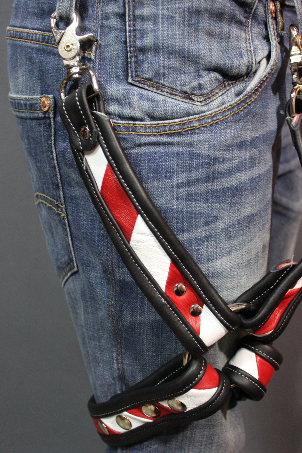 Red and white "Barber" leg harness - view 5