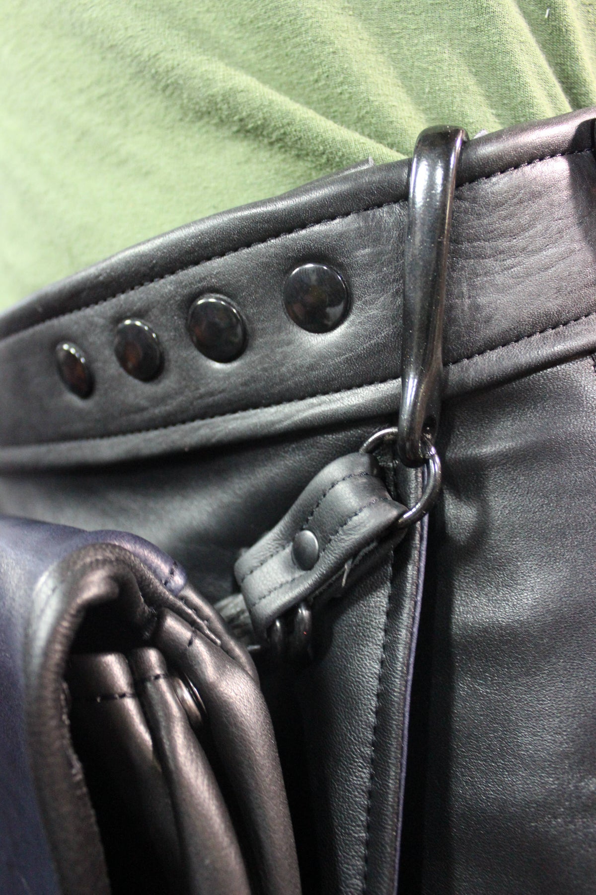 Two Tone Leather Sporran with Gunmetal Hardware - view 2