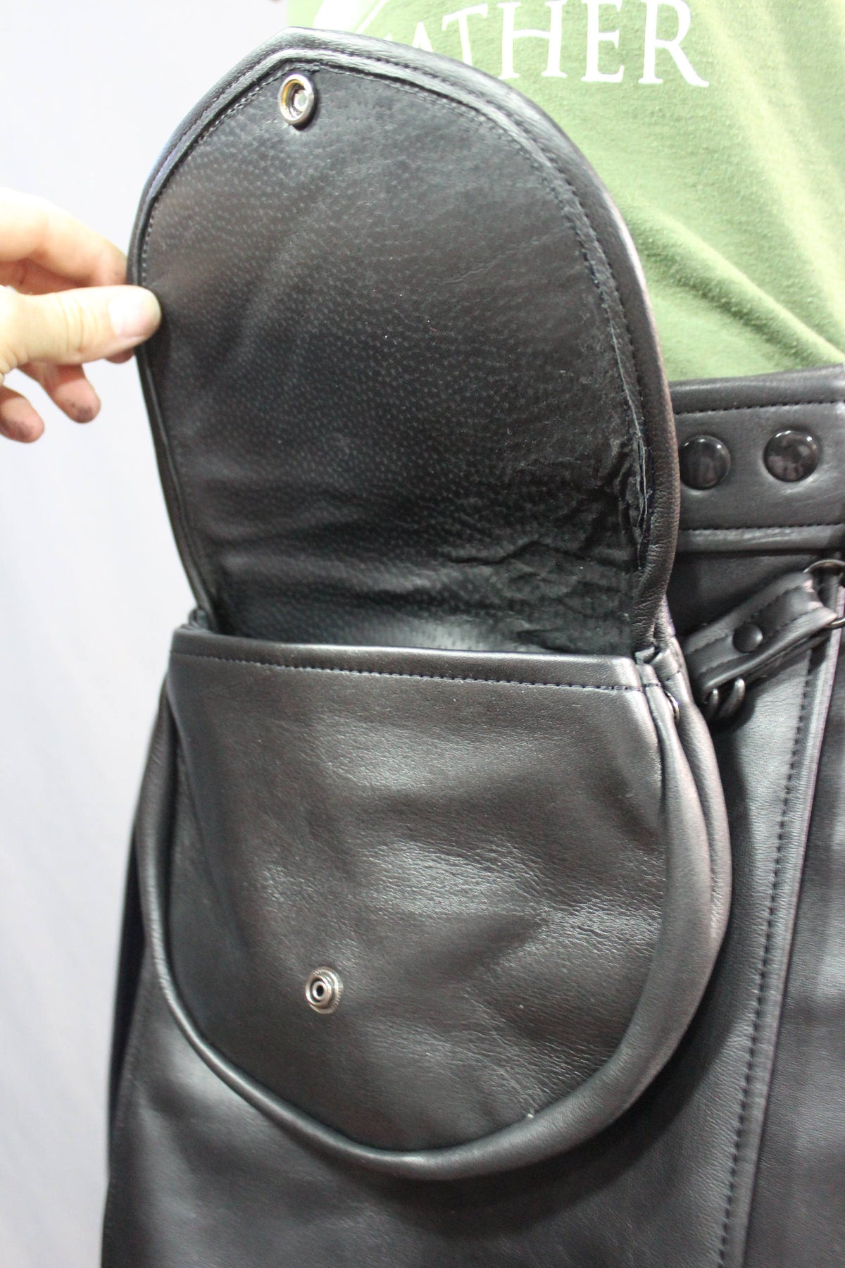 Two Tone Leather Sporran with Gunmetal Hardware - view 4
