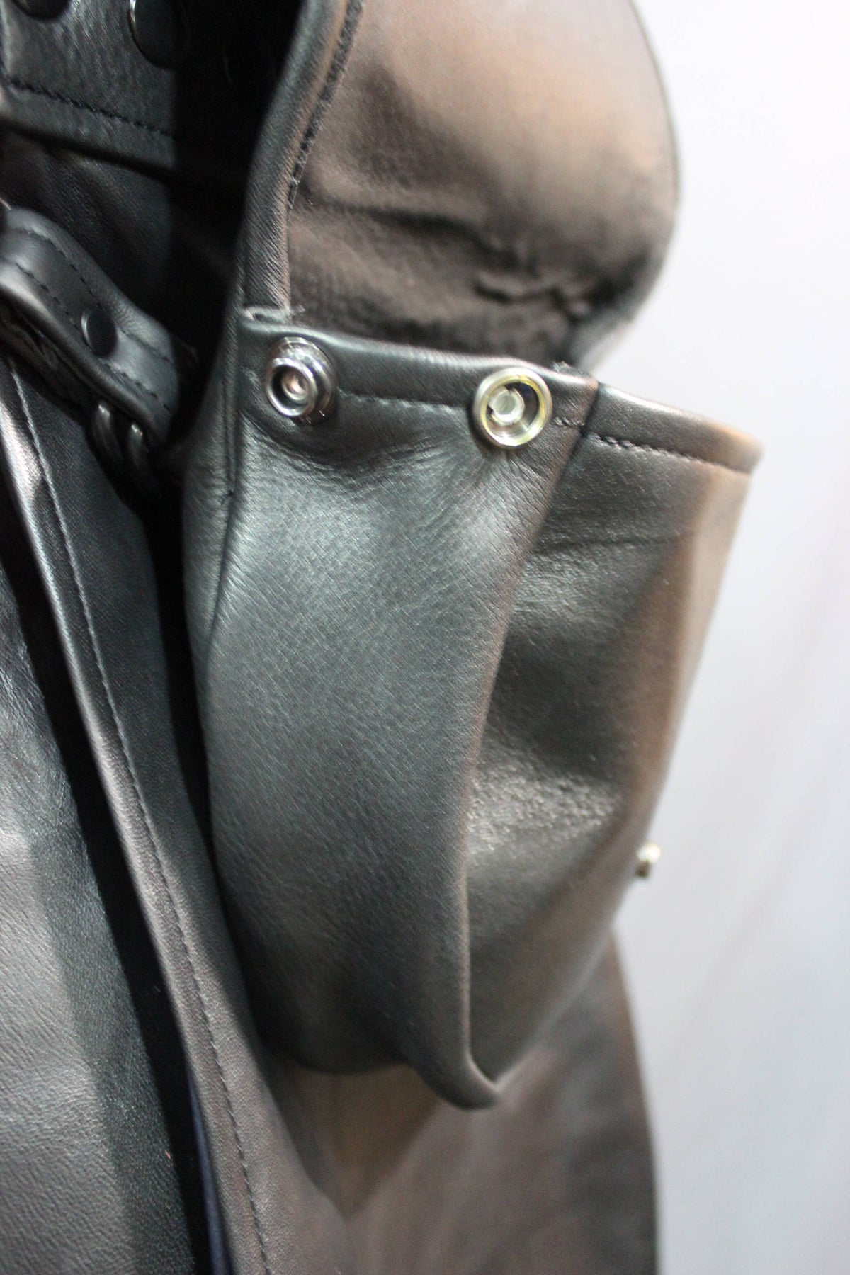 Two Tone Leather Sporran with Gunmetal Hardware - view 5